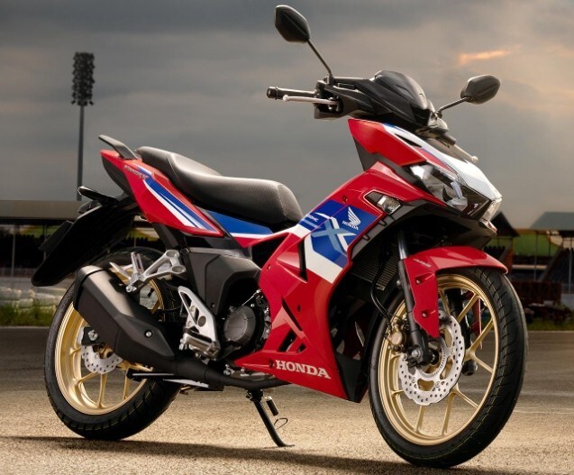 <div class='descrGalleryTitle'>HONDA WINNER X</div><div class='descrGalleryText'><p>Commercializzato su alcuni mercati orientali come quello vietnamita, l'<b>Honda Winner X </b>(nonostante la livrea aggressiva) è una moto-scooter con motore da 150 cc che rappresenta un curioso ibrido di gran moda nei Paesi del far east. Al cambio attuale, questo modello con motore 150 cc, dal peso di 122 kg e dal consumo record di&nbsp;1,98 litri/100 km, costa <b>1.870 euro</b>.</p>
</div>